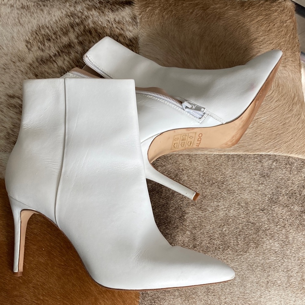 Elegant Aldo Leather White Ankle Boots